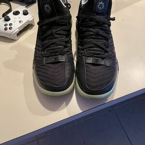 Nike Lebron 16 glow